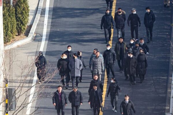 S. Korean Investigators Exit Yoonโs Residence After Failed Arrest Bid ๐จ๐ฐ๐ท S__Korean_Investigators_Exit_Yoon_s_Residence_After_Failed_Arrest_Bid____