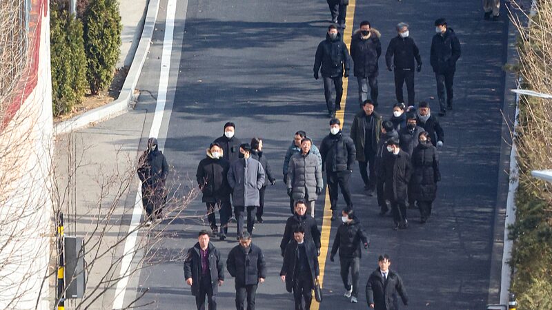 S__Korean_Investigators_Exit_Yoon_s_Residence_After_Failed_Arrest_Bid____ - 🌍NewspaperAmigo – Your Global News Buddy 🗞️ S__Korean_Investigators_Exit_Yoon_s_Residence_After_Failed_Arrest_Bid____