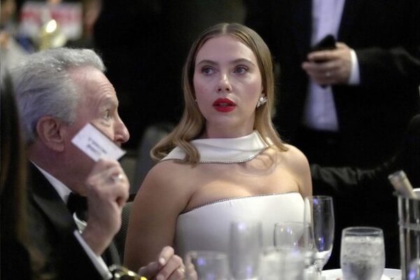 Scarlett Johansson Clashes with OpenAI Over AI Voice Controversy 🎤🤖 Scarlett_Johansson_Clashes_with_OpenAI_Over_AI_Voice_Controversy___