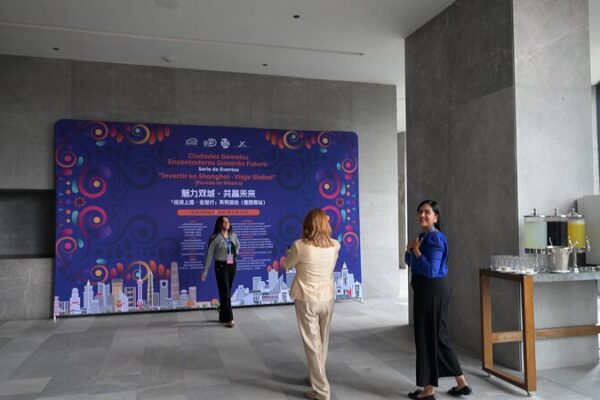 Shanghai Goes Global ๐: City’s Roadshow Targets Private Investors Shanghai_Goes_Global____City_s_Roadshow_Targets_Private_Investors video poster