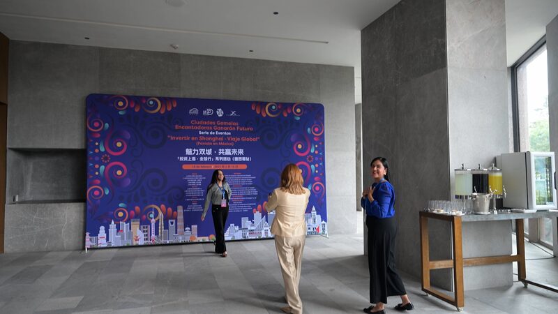 Shanghai_Goes_Global____City_s_Roadshow_Targets_Private_Investors_poster - 🌍NewspaperAmigo – Your Global News Buddy 🗞️ Shanghai_Goes_Global____City_s_Roadshow_Targets_Private_Investors video poster