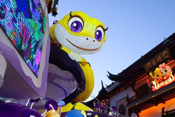 Shanghai’s Yuyuan Lantern Festival Lights Up 2025 🐍✨ Shanghai_s_Yuyuan_Lantern_Festival_Lights_Up_2025___