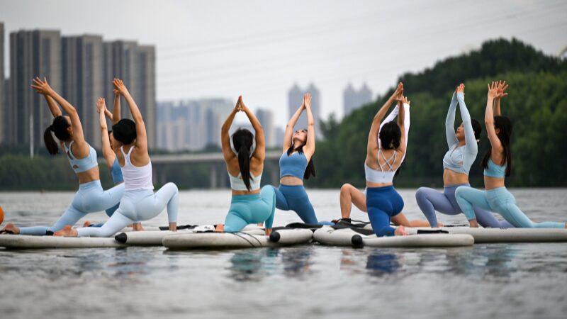 Shenyang_Yoga_Teachers_Master_Paddleboard_Poses_on_Hunhe_River_____