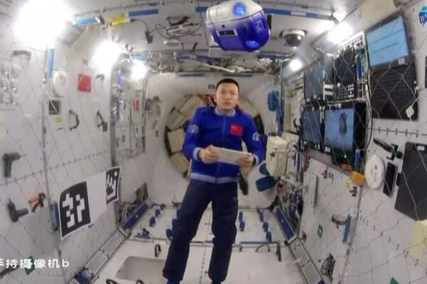 Shenzhou-19 Crew Tests AI Robot ‘Xiao Hang’ in Space 🚀 Shenzhou_19_Crew_Tests_AI_Robot__Xiao_Hang__in_Space__ video poster