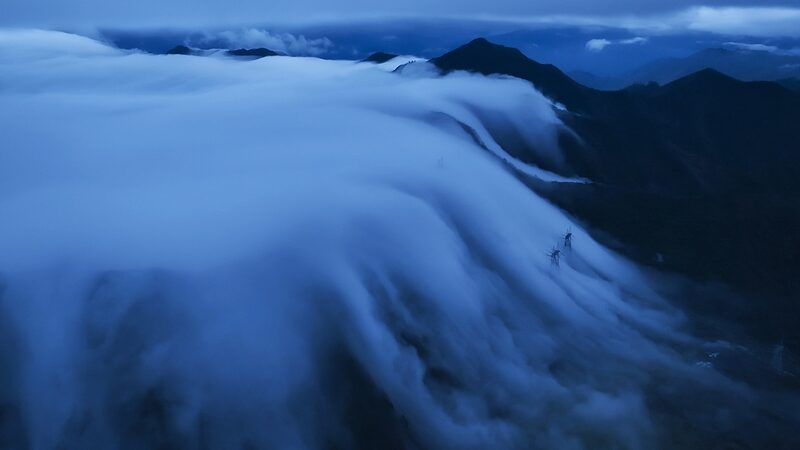 Sichuan_s_Stunning__Waterfall_Clouds__Dazzle_Visitors___