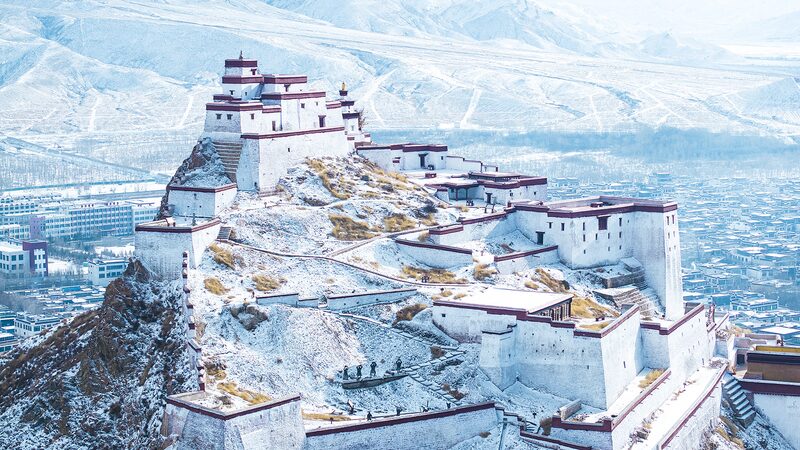 Snowfall_Transforms_Ancient_Xizang_Fortress_into_Winter_Wonderland____