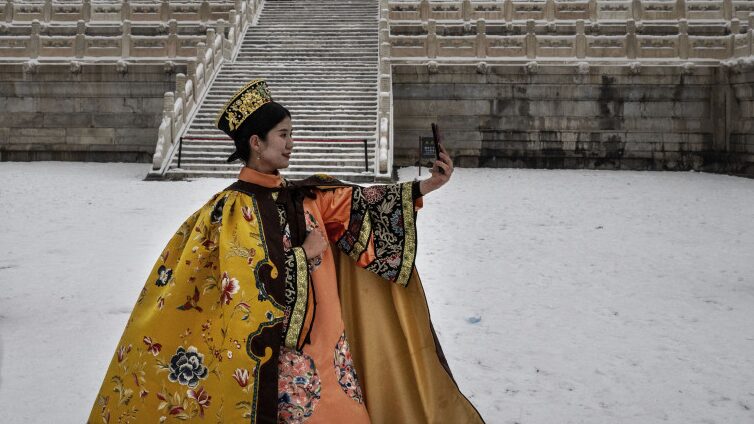Snowy_Elegance__Visitors_Embrace_Hanfu_at_Beijing_s_Forbidden_City____