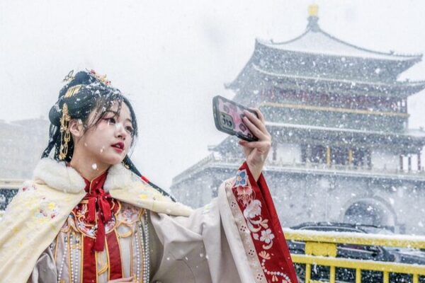 Snowy Xi’an Transforms into Winter Wonderland with Hanfu-Clad Visitors ❄️🏯 Snowy_Xi_an_Transforms_into_Winter_Wonderland_with_Hanfu_Clad_Visitors____
