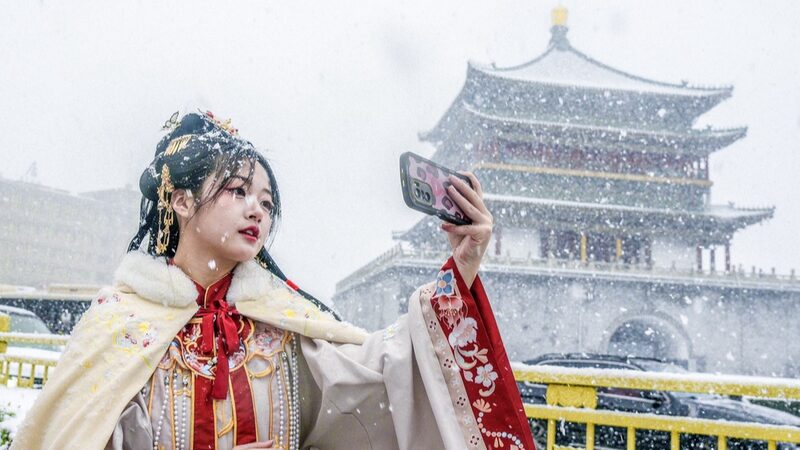 Snowy_Xi_an_Transforms_into_Winter_Wonderland_with_Hanfu_Clad_Visitors____ - 🌍NewspaperAmigo – Your Global News Buddy 🗞️ Snowy_Xi_an_Transforms_into_Winter_Wonderland_with_Hanfu_Clad_Visitors____