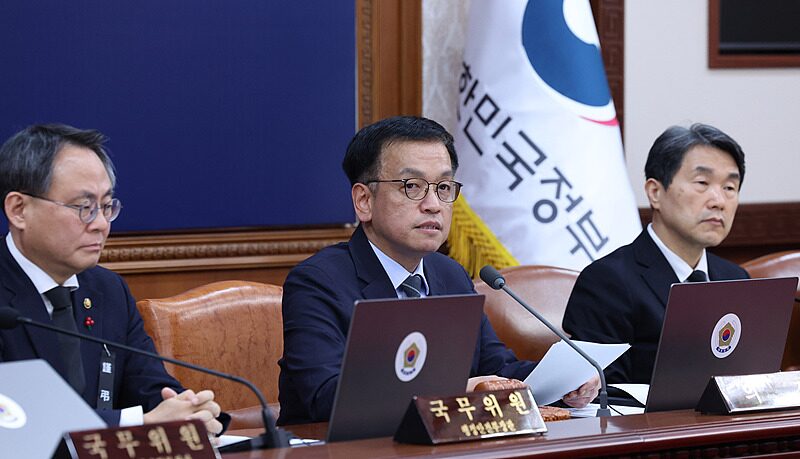 South_Korea_s_Interim_Leader_Rejects_Top_Aides__Resignations_Amid_Political_Turmoil____ - 🌍NewspaperAmigo – Your Global News Buddy 🗞️ South_Korea_s_Interim_Leader_Rejects_Top_Aides__Resignations_Amid_Political_Turmoil____