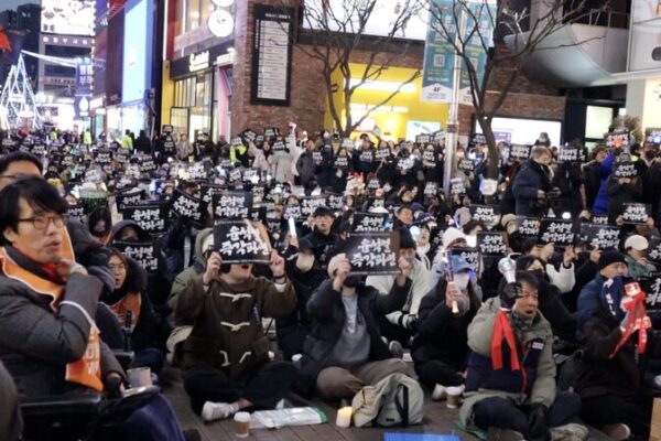 South Koreans Rally to Oust President Yoon Amid Arrest Chaos South_Koreans_Rally_to_Oust_President_Yoon_Amid_Arrest_Chaos video poster
