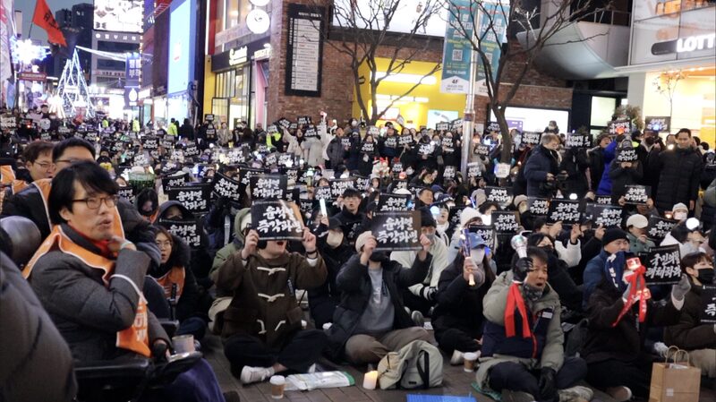 South_Koreans_Rally_to_Oust_President_Yoon_Amid_Arrest_Chaos_poster - 🌍NewspaperAmigo – Your Global News Buddy 🗞️ South_Koreans_Rally_to_Oust_President_Yoon_Amid_Arrest_Chaos video poster