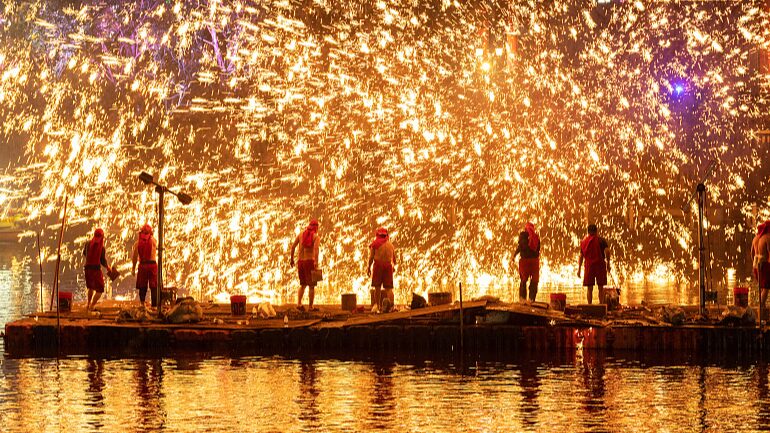 Spectacular Molten Iron Show Lights Up Chongqing’s Night Sky Spectacular_Molten_Iron_Show_Lights_Up_Chongqing_s_Night_Sky