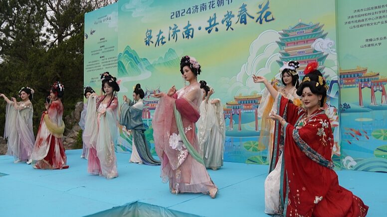 Spring_Blooms_in_Jinan__Traditional_Flower_Festival_Celebrates_Romance___Culture___