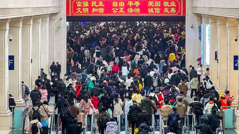 Spring_Festival_Travel_Rush_Hits_270M_Trips_in_a_Single_Day_ - 🌍NewspaperAmigo – Your Global News Buddy 🗞️ __Spring_Festival_Travel_Rush_Hits_270M_Trips_in_a_Single_Day_