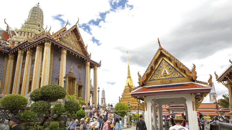 Step Into History: Bangkok’s Grand Palace Beckons Travelers 🌟🏯 Step_Into_History__Bangkok_s_Grand_Palace_Beckons_Travelers___