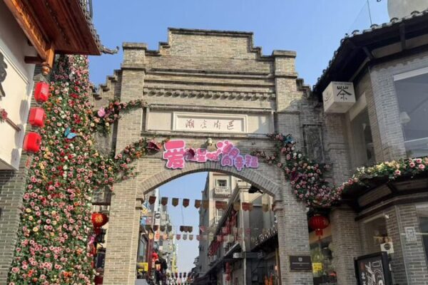 Step Into History: Chaozong Street Blends Ancient Charm & Modern Vibes 🌆✨ Step_Into_History__Chaozong_Street_Blends_Ancient_Charm___Modern_Vibes___