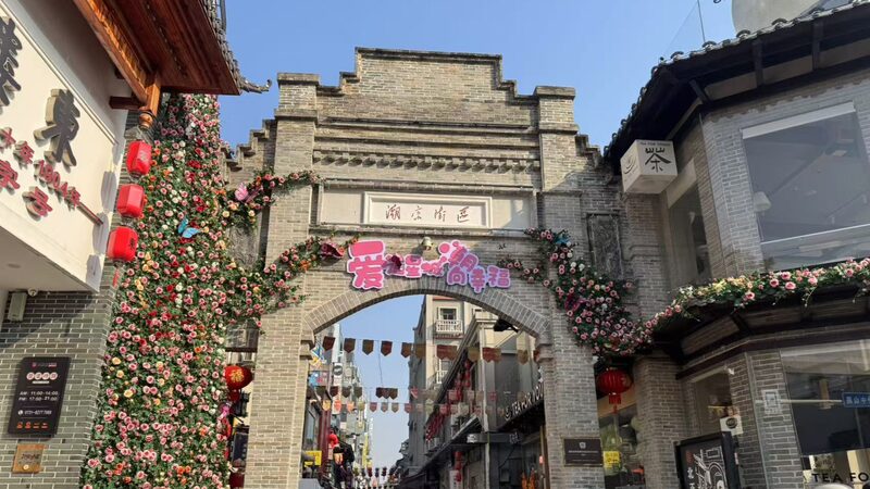 Step_Into_History__Chaozong_Street_Blends_Ancient_Charm___Modern_Vibes___ - 🌍NewspaperAmigo – Your Global News Buddy 🗞️ Step_Into_History__Chaozong_Street_Blends_Ancient_Charm___Modern_Vibes___