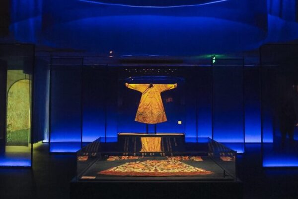 Step into History: Qing Dynasty’s Royal Fashion Unveiled 🎎👑 Step_into_History__Qing_Dynasty_s_Royal_Fashion_Unveiled___