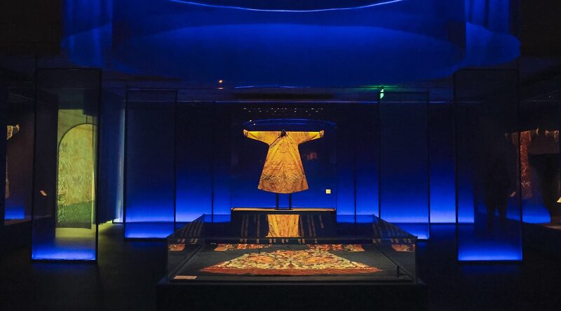 Step_into_History__Qing_Dynasty_s_Royal_Fashion_Unveiled___