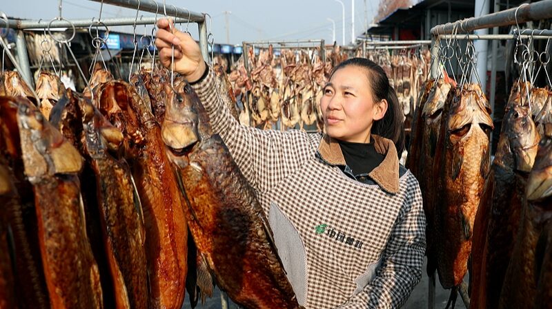 __Suqian_Fishermen_Dry_Fish_for_Spring_Festival_Prosperity_