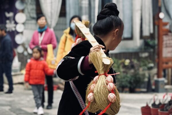 The Dong People’s Heartwarming Welcome: Gifts, Joy, and Tradition 🌾✨ The_Dong_People_s_Heartwarming_Welcome__Gifts__Joy__and_Tradition___