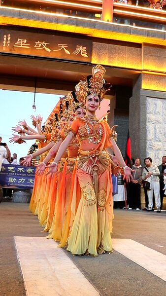 Thousand_Hand_Dance_Stuns_at_Silk_Road_Expo___ video poster