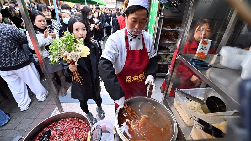 Tianshui_s_Spicy_Hot_Pot_Craze_Sizzles_Online____
