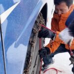 Tourists_Team_Up_to_Equip_Bus_with_Snow_Chains_in_Ganzi_s_High_Altitude____ video poster