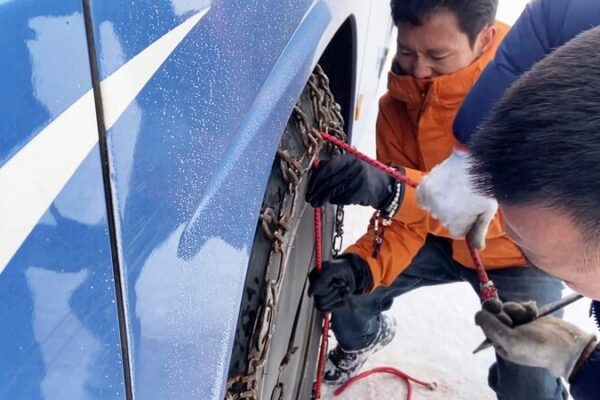 Tourists Team Up to Equip Bus with Snow Chains in Ganzi’s High Altitude โ๏ธ๐ Tourists_Team_Up_to_Equip_Bus_with_Snow_Chains_in_Ganzi_s_High_Altitude____ video poster
