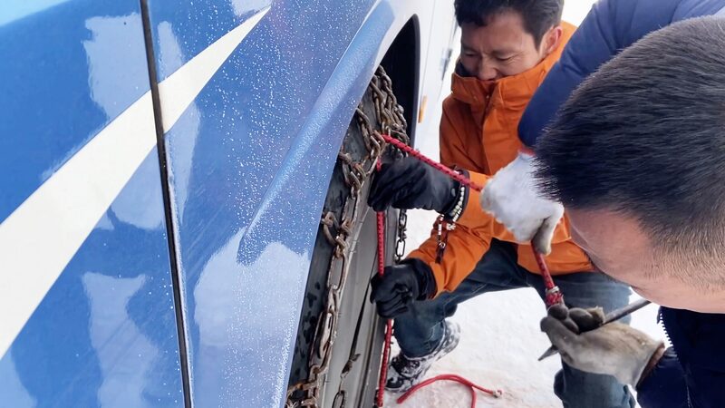 Tourists_Team_Up_to_Equip_Bus_with_Snow_Chains_in_Ganzi_s_High_Altitude_____poster - 🌍NewspaperAmigo – Your Global News Buddy 🗞️ Tourists_Team_Up_to_Equip_Bus_with_Snow_Chains_in_Ganzi_s_High_Altitude____ video poster
