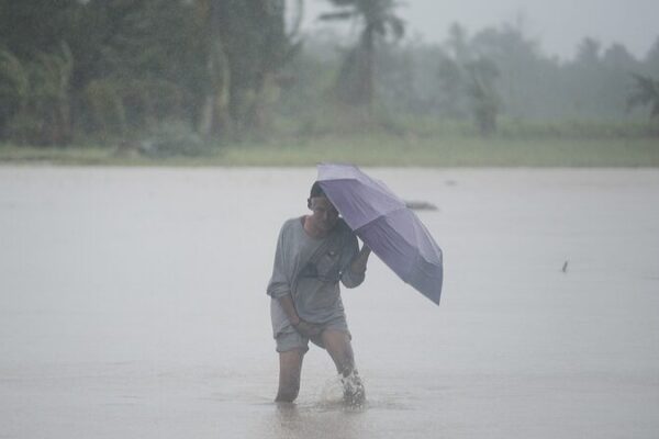 Tropical Storm Trami Hits Philippines: 26 Dead, 150,000 Flee Homes Tropical_Storm_Trami_Hits_Philippines__26_Dead__150_000_Flee_Homes