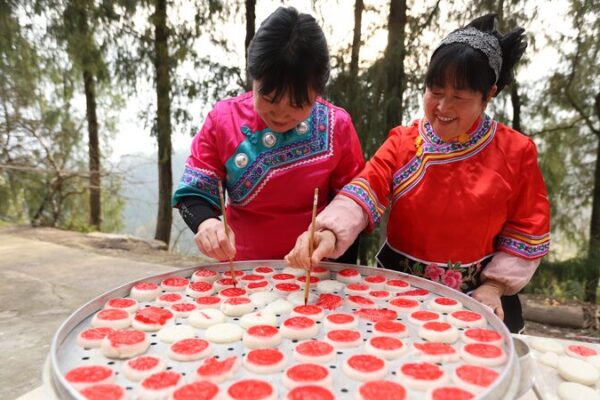 Tujia New Year Cake Tradition Lights Up Guizhou 🎉🍰 Tujia_New_Year_Cake_Tradition_Lights_Up_Guizhou___