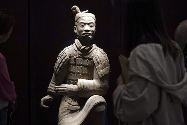 Unearthing History: China’s Pristine Kneeling Archer Terracotta Warrior 🏺✨ Unearthing_History__China_s_Pristine_Kneeling_Archer_Terracotta_Warrior___