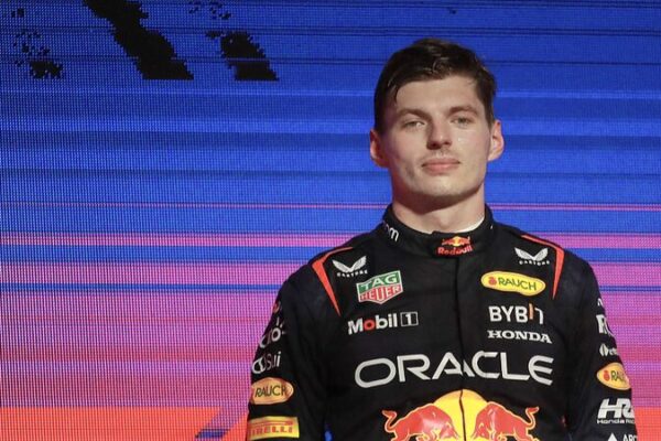 🚨 Verstappen Tops Mercedes’ 2025 Wishlist as Hamilton Exits to Ferrari 🌟 __Verstappen_Tops_Mercedes__2025_Wishlist_as_Hamilton_Exits_to_Ferrari__