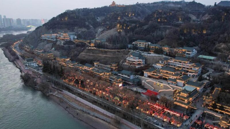 Vibrant_Lunar_New_Year_Celebrations_Light_Up_Lanzhou_s_Yellow_River - 🌍NewspaperAmigo – Your Global News Buddy 🗞️ Vibrant_Lunar_New_Year_Celebrations_Light_Up_Lanzhou_s_Yellow_River