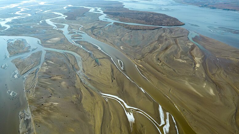 Winter_Sunlight_Reveals_Artistic_Riverbed_Patterns_on_Yellow_River