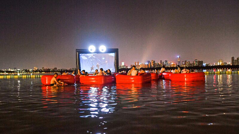 Wuhan_Debuts_Asia_s_First_Floating_Movie_Theater___