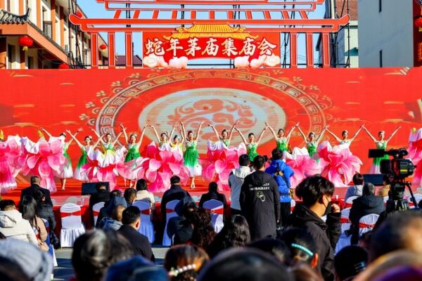 Wuhan’s Maomiaoji Temple Fair Lights Up the New Year 🎉 Wuhan_s_Maomiaoji_Temple_Fair_Lights_Up_the_New_Year__