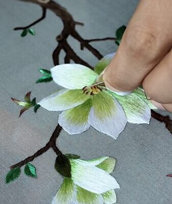 Wuxi Embroidery Brings Magnolia Blossoms to Life 🎨🌸 Wuxi_Embroidery_Brings_Magnolia_Blossoms_to_Life___ video poster