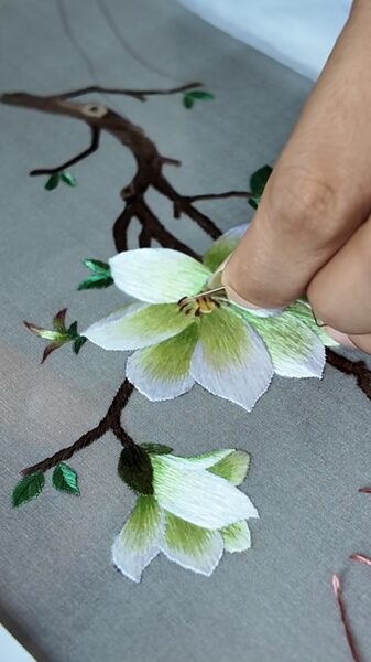Wuxi_Embroidery_Brings_Magnolia_Blossoms_to_Life____poster - 🌍NewspaperAmigo – Your Global News Buddy 🗞️ Wuxi_Embroidery_Brings_Magnolia_Blossoms_to_Life___ video poster