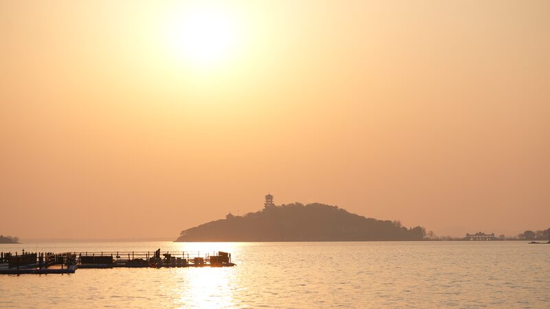 Wuxi_s_Yuantouzhu_Sunset_Stuns_Ahead_of_2025_Spring_Festival_Gala___