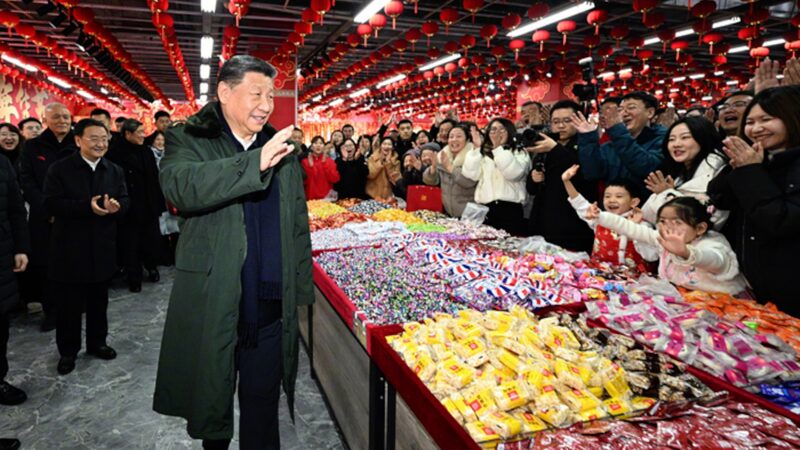 Xi_Jinping_Shares_Sweet_Wishes_with_Kids_at_Market___poster - 🌍NewspaperAmigo – Your Global News Buddy 🗞️ Xi_Jinping_Shares_Sweet_Wishes_with_Kids_at_Market__ video poster