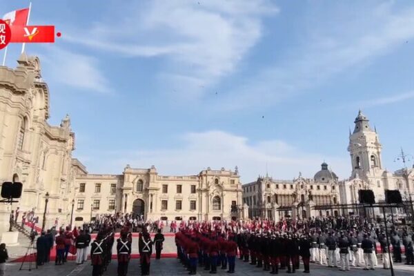 Xi_Jinping_Welcomed_in_Lima_with_Ceremony______