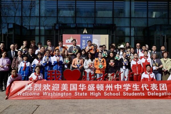 Xi Jinping and Peng Liyuan Extend New Year Wishes to US Students ๐๐จ๐ณ๐บ๐ธ Xi_Jinping_and_Peng_Liyuan_Extend_New_Year_Wishes_to_US_Students______