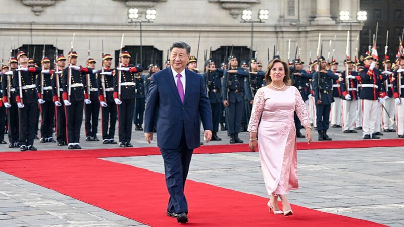 Xi__Peru_President_Boluarte_Boost_Ties_at_APEC_Summit___ - 🌍NewspaperAmigo – Your Global News Buddy 🗞️ Xi__Peru_President_Boluarte_Boost_Ties_at_APEC_Summit___