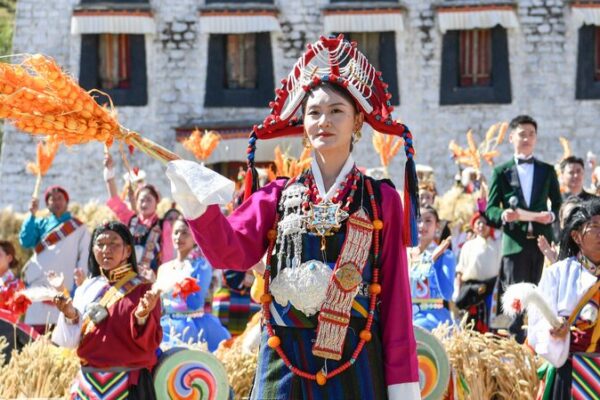 🎉 Xizang Farmers Celebrate Bountiful Harvest with Vibrant Festivals 🌾 __Xizang_Farmers_Celebrate_Bountiful_Harvest_with_Vibrant_Festivals__