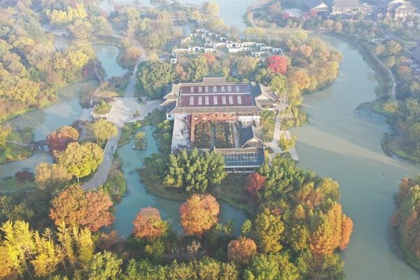 Yangzhou’s Slender West Lake Dazzles in Winter Mist 🌿✨ Yangzhou_s_Slender_West_Lake_Dazzles_in_Winter_Mist___