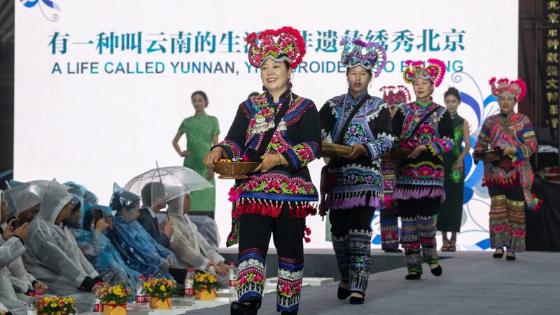 Yi_Ethnic_Fashion_Stuns_Beijing_with_Peacock_Inspired_Designs___