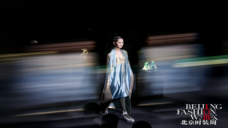 0WBML9RAQIAU44905Y6S - 🌍NewspaperAmigo – Your Global News Buddy 🗞️ Beijing Fashion Week Closes with Artful Fusion of East Meets West 🌟👗 video poster